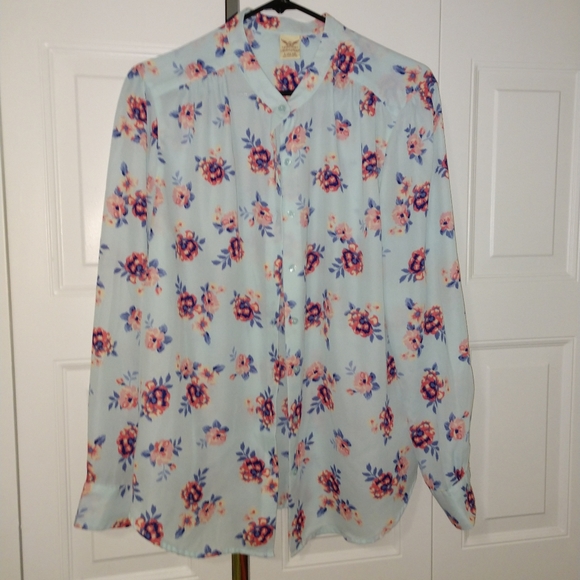 🌸 Beautiful floral button down top - Picture 8 of 12